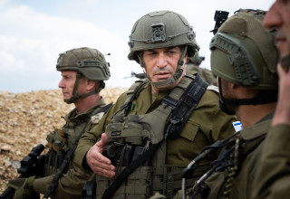 הרמטכ"ל רא"ל אייל זמיר עם המפקדים בדרום לבנון (צילום: דובר צה"ל)