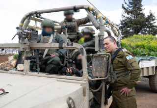 הרמטכ"ל רא"ל אייל זמיר עם המפקדים בדרום לבנון (צילום: דובר צה"ל)