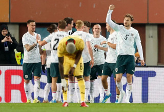 שחקני נבחרת אוסטריה חוגגים עם שטפן פוש (צילום: רויטרס)