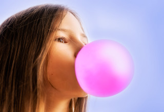 לעיסת מסטיק, אילוסטרציה (צילום: שאטרסטוק)