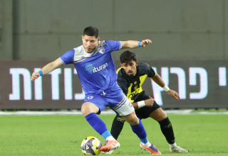 כריסטיאן מרטינס שחקן עירוני קרית שמונה לפני ירין לוי שחקן בית"ר ירושלים (צילום: דני מרון)