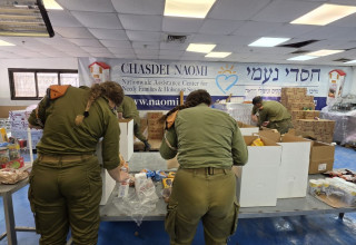 חיילי פיקוד העורף מתנדבים למען ניצולי שואה בעמותת ״חסדי נעמי״ (צילום: יחצ)