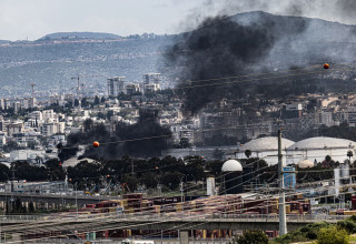 פגיעה ישירה בבתי הזיקוק בחיפה (צילום: אנתוני הרשקו/TPS)
