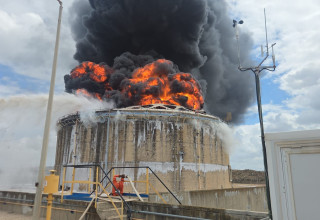 הפגיעה בבתי הזיקוק (צילום: כבאות והצלה)