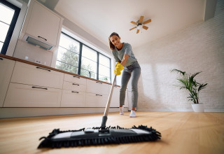 ניקוי פרקט (צילום: שאטרסטוק)