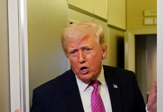 דונלד טראמפ מדבר עם עיתונאים באייר פורס 1 (צילום: רויטרס)