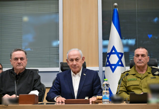 בנימין נתניהו, ישראל כ"ץ ואייל זמיר בהערכת מצב בקריה (צילום: קובי גדעון, לע"מ)