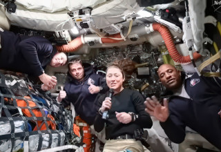 האסטרונאוטים ביום השני בחללית (צילום: נאס"א)