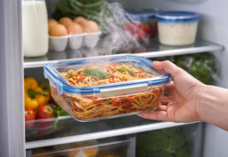 אוכל חם במקרר (צילום: AI)