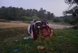 הרכב שהתהפך ביער המלאכים (צילום: תיעוד מבצעי מד"א)