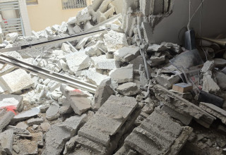 נזק בדירה בפתח תקווה לאחר הירי מאיראן (צילום: אלון חכמון)