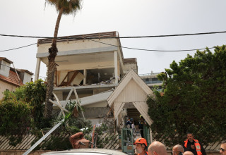 המבנה שנפגע מטיל איראני ברמת גן (צילום: תמונה לפי סעיף 27א' לחוק זכויות יוצרים)
