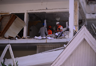 הבניין ברמת גן שנפגע מטיל איראני (צילום: אבשלום ששוני)