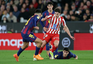 חוליאן אלברס מנסה להתחמק מג'ארד מרטין ופאו קוברסי (צילום: JOSEP LAGO)