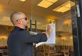 צו סגירה למסעדה באור יהודה (צילום: דוברות המשטרה)