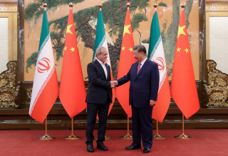 שי ג'ינפינג ומסעוד פזשכיאן (צילום: רויטרס)