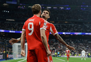 לואיס דיאס, הארי קיין שחקני באיירן מינכן חוגגים (צילום: GettyImages, OSCAR DEL POZO/AFP)