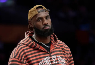 צופה בדאגה. לברון (צילום: GettyImages)