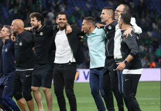 פעם שלישית גלידה? ברק בכר עם הצוות (צילום: ברני ארדוב)