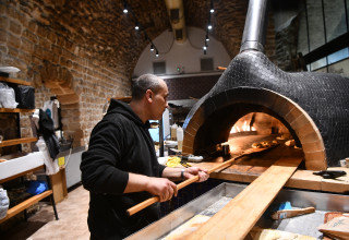 מאפיית אבולעפיה בצאת חג הפסח (צילום: אבשלום ששוני)