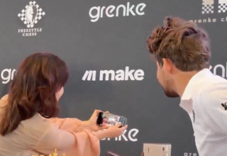 אלוף העולם בשחמט הסכים לסלפי עם יריבתו (צילום: צילום מסך רשת X,רשתות חברתיות)