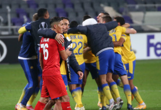 שחקני מכבי תל אביב חוגגים (צילום: אודי ציטיאט)