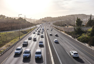 מכניות בכביש 1 (צילום: חיים גולדברג, פלאש 90)