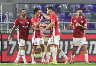 גיא מזרחי ושחקני הפועל באר שבע חוגגים (צילום: דני מרון)