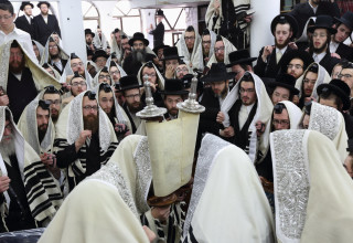 תפילה של חסידות סקווירא (צילום: יעקב נאומי, פלאש 90)