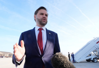 סגן נשיא ארה"ב ג'יי. די. ואנס בריאיון לפני המראתו לפקיסטן (צילום: רויטרס)