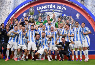 שחקני נבחרת ארגנטינה חוגגים את הזכייה בקופה אמריקה 2024 (צילום: BSR Agency)