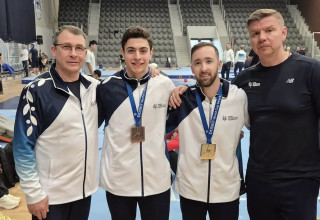 ארטיום דולגופיאט ונועם ברקוביץ' עם המדליות, לצד המאמנים סרגיי וייסבורג ואנדריי גריבנוב (צילום: אתר רשמי, איגוד ההתעלמות בישראל)