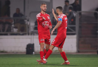 אחמד סלמן שחקן בני סכנין חוגג עם מארון גנטוס (צילום: מאור אלקסלסי)