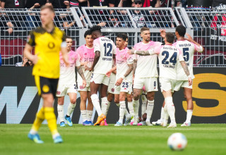 שחקני באייר לברקוזן חוגגים עם רוברט אנדריך (צילום: אימג'בנק  GettyImages, Pau Barrena)