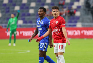 לויזוס לויזו שחקן הפועל תל אביב לצד קלה שחקן הפועל פתח תקוה (צילום: אודי ציטיאט)