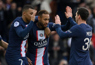 ניימאר חוגג עם ליאו מסי וקיליאן אמבפה במדי פריז סן ז'רמן (צילום: Getty images)