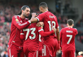 שחקני ליברפול סובוסלאי וגאקפו חוגגים עם אנגומוהא (צילום: Getty images)