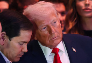 דונלד טראמפ ומרקו רוביו במשחק UFC במיאמי, במקביל להצהרתו של ג'יי. די. ואנס בפקיסטן (צילום: רויטרס)