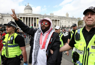 עצורים בהפגנה פרו פלסטינית בלונדון (צילום: רויטרס)