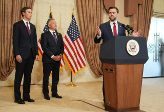 ג'יי די ואנס, סטיב ויטקוף וג'ארד קושנר באסלמבאד (צילום: רויטרס)