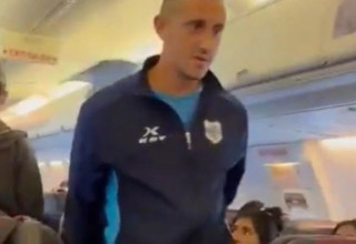 צעק "פצצה" במטוס ונעצר (צילום: מסך, X)