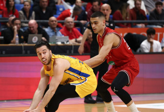 שחקן הפועל תל אביב ים מדר מול שחקן מכבי תל אביב תמיר בלאט (צילום: דני מרון)