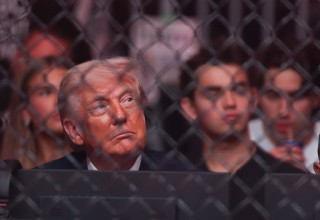 טראמפ צופה בקרב (צילום: Gettyimages)