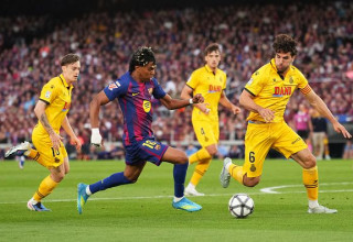 לאמין ימאל מלהטט מול שחקני אספניול (צילום: Alex Caparros)