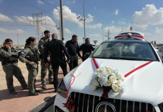 בדרך לחתונה עוצרים בצד: המבצע המשטרתי נגד השיירות בנגב  (צילום: דוברות המשטרה)