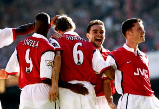 טוני אדאמס חוגג עם שחקני ארסנל, 1998 (צילום: Getty images)