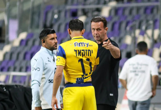 מאמן מכבי תל אביב, רוני דיילה, עם שגיב יחזקאל (צילום: קובי אליהו)