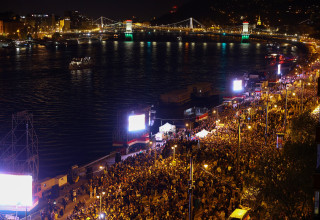 בחירות בהונגריה: אנשים מתאספים מעבר לנהר הדנובה מול בניין הפרלמנט (צילום: רויטרס)