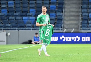 גיא מלמד שחקן מכבי חיפה עם החולצה של גדי קינדה ז"ל (צילום: אתר רשמי, מכבי חיפה)