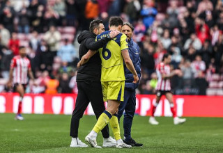דה זרי מנחם את פלהיניה (צילום: Getty images)
